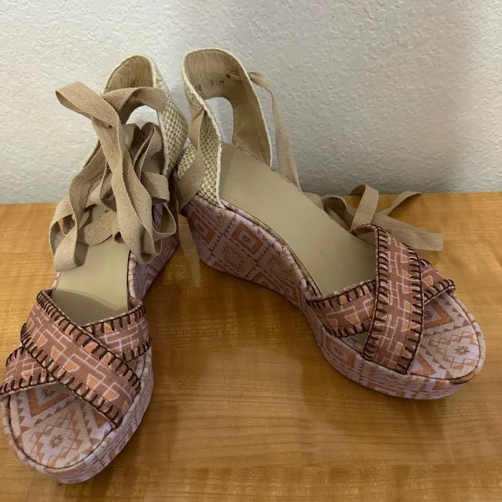 Theodora & Callum Stuart Weitzman Biarritz Pink & Orange Ikat Wedge Sandals -9.5 - Picture 2 of 12